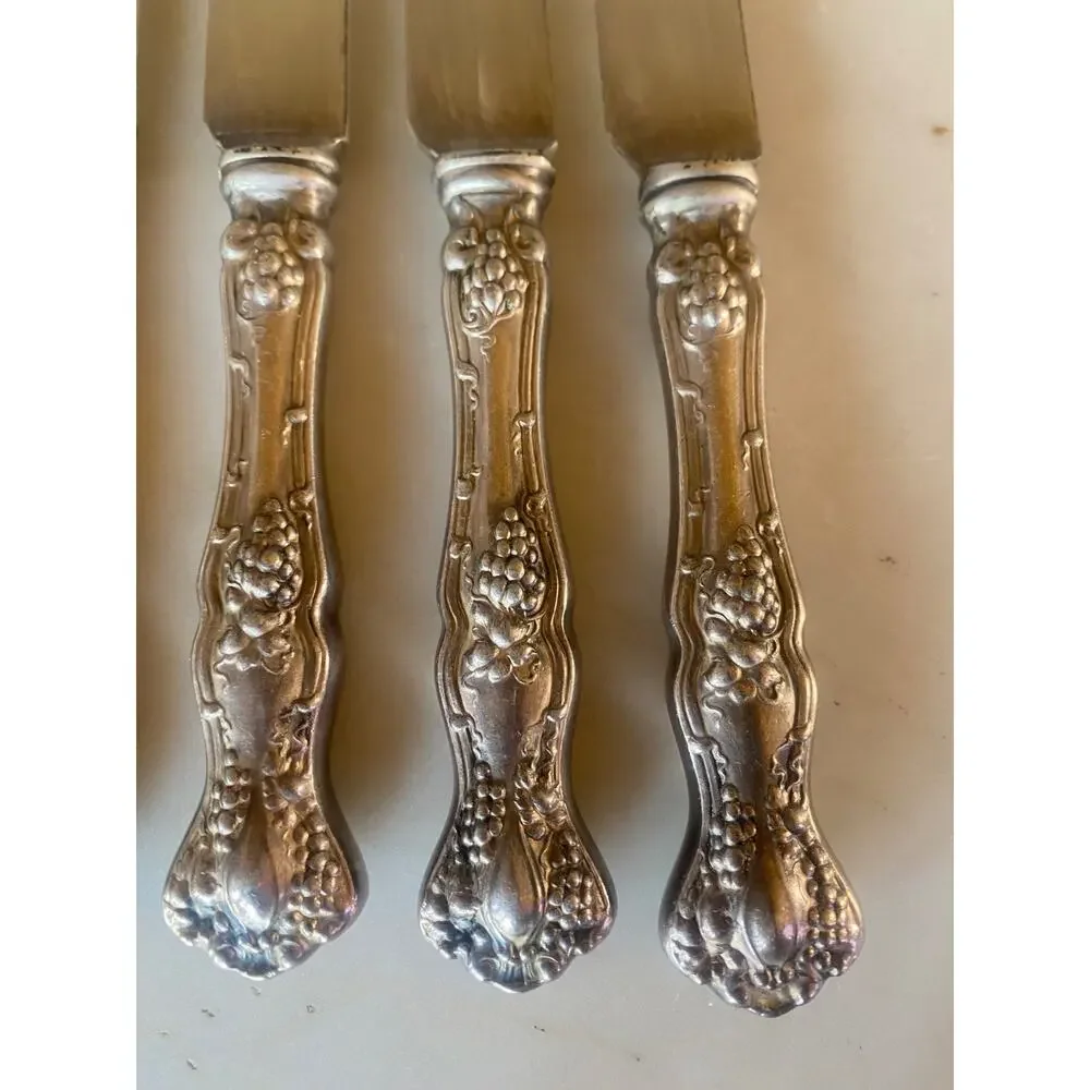 Set of 6 Antique 1847 Rogers Bros 1904 VINTAGE Grapes Silverplate Dinner Knives